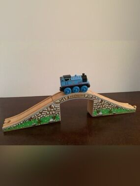 Vtg RARE Arched Maron CobbleStone Bridge 2004 Thomas & Friends Wooden Railway.